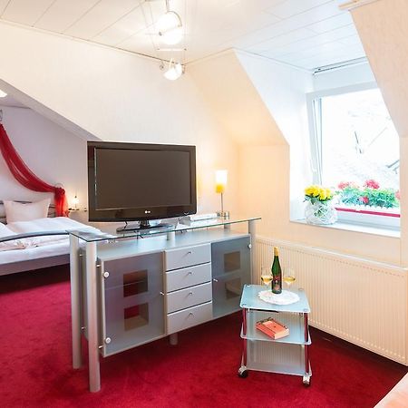 Moselromantik-Hotel Zum Loewen Эдигер-Эллер Экстерьер фото